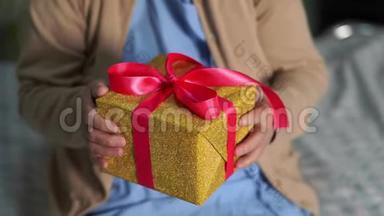 在圣诞节和新年庆祝活动中，亚洲老年或老年妇女患者戴着圣诞老人助手帽子，手捧礼品盒